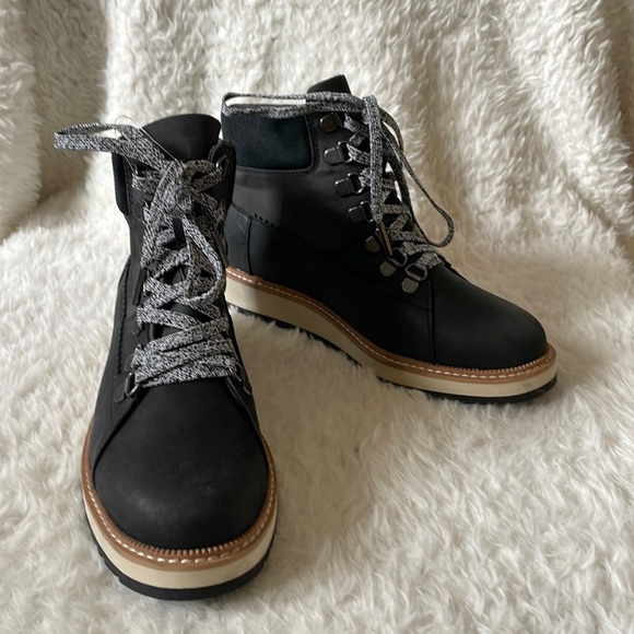 NWOT Toms Mesa waterproof black leather techy nylon lace up booties 5 - Picture 1 of 9